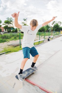 Çocuk el kitabı ve kayma dengede yakalar