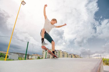 Çocuk el kitabı ve kayma dengede yakalar