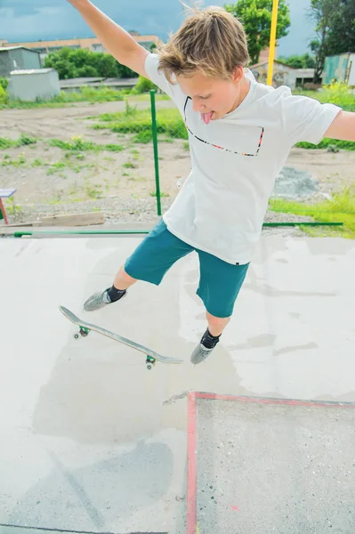 De jongen is vallen uit de skateboard — Stockfoto
