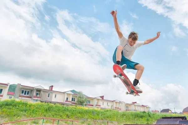 Jovem skatista em um salto — Fotografia de Stock