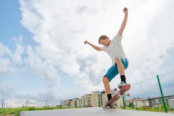 Der Junge fängt die Balance in der Bedienungsanleitung und rutscht — Stockfoto