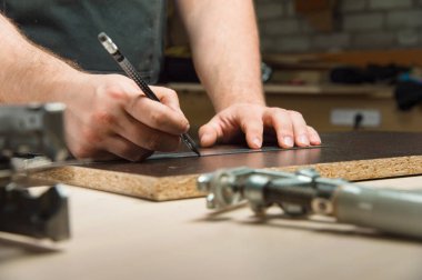 Erkek elleri kalem cetvel üzerinde çizin.