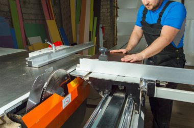 Asıl kesim dairesel bir makine üzerinde parça hazırlar