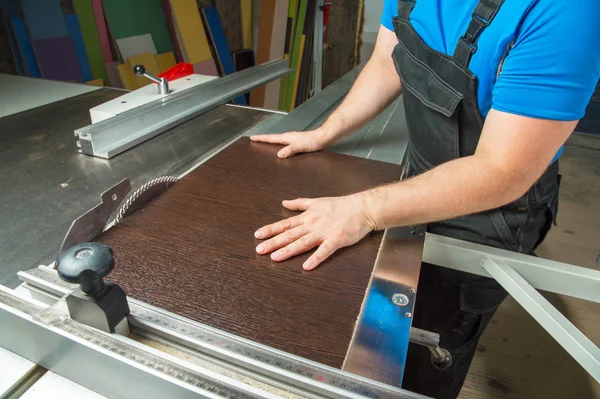 El maestro prepara la pieza de trabajo para cortar en una máquina circular —  Fotos de Stock