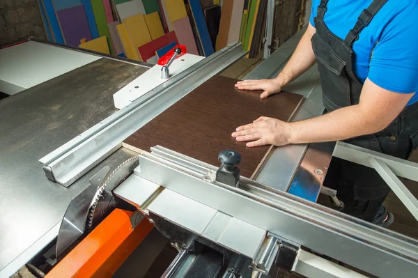 El maestro prepara la pieza de trabajo para cortar en una máquina circular —  Fotos de Stock