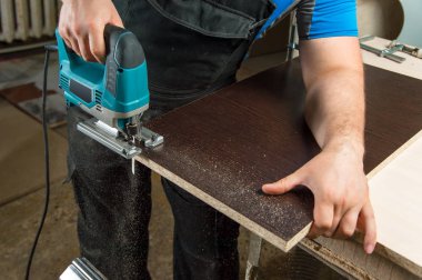 Yakın çekim marangoz bir elektrikli testere ile çalışma
