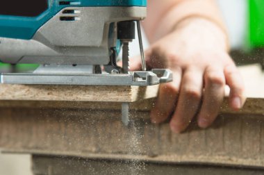 Yakın çekim marangoz bir elektrikli testere ile çalışma