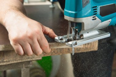 Yakın çekim marangoz bir elektrikli testere ile çalışma