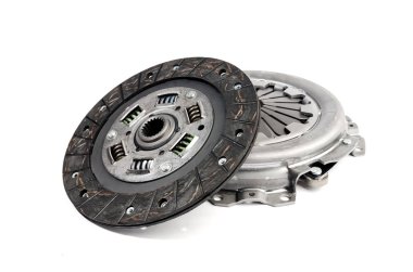 Debriyaj sepeti disk üzerinde beyaz izole