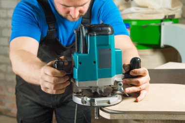 Ahşap marangozluk yapan erkek kadar kapatın