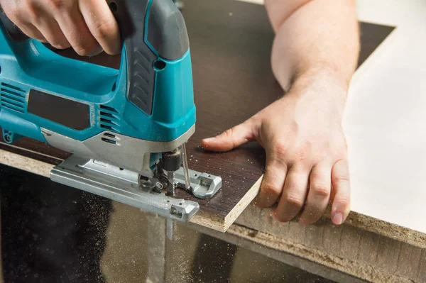 Yakın çekim marangoz bir elektrikli testere ile çalışma