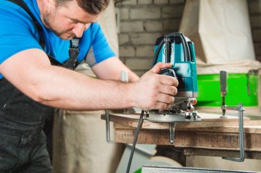 Ahşap marangozluk yapan erkek kadar kapatın