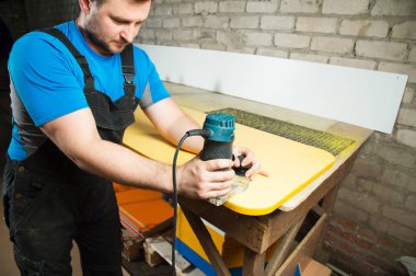 Profesyonel marangoz countertop plastik kenarları işler. Mobilya üretim kavramı