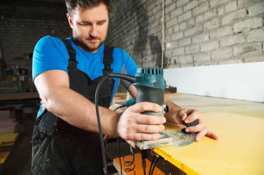 Profesyonel marangoz countertop plastik kenarları işler. Mobilya üretim kavramı