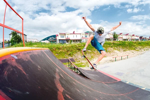 Junge macht den Trick auf der Rampe — Stockfoto