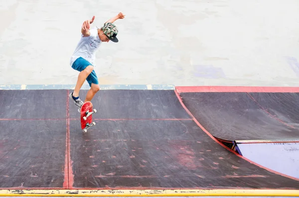 Young boy doing the trick on the ramp — Stock Photo, Image