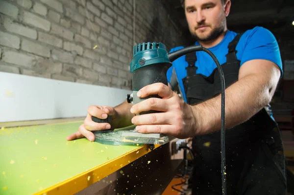 Profesyonel marangoz countertop plastik kenarları işler. Mobilya üretim kavramı