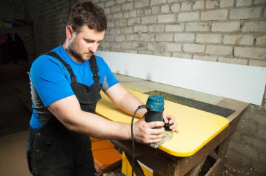 Profesyonel marangoz countertop plastik kenarları işler. Mobilya üretim kavramı