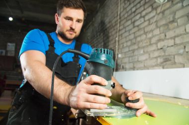 Profesyonel marangoz countertop plastik kenarları işler. Mobilya üretim kavramı