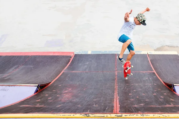 Young boy doing the trick on the ramp — Stock Photo, Image