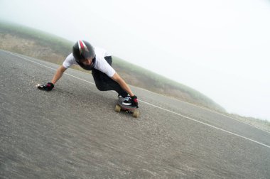 Tam yüz kask bir slayt içinde genç bir adam bir sıra geçer