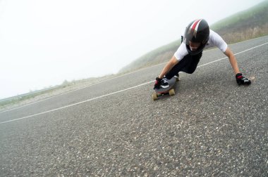 Tam yüz kask bir slayt içinde genç bir adam bir sıra geçer