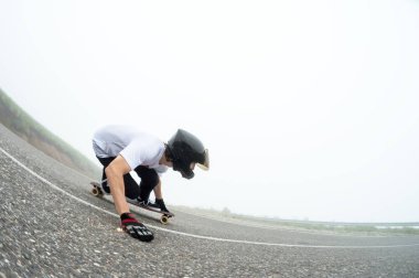 Tam yüz kask bir slayt içinde genç bir adam bir sıra geçer