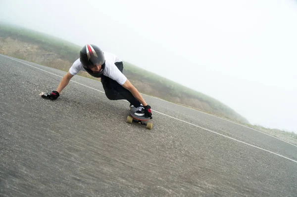 Tam yüz kask bir slayt içinde genç bir adam bir sıra geçer