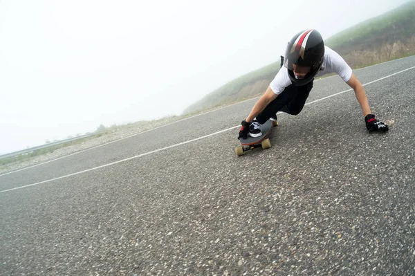 Tam yüz kask bir slayt içinde genç bir adam bir sıra geçer