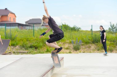 Skate park Pyatigorsk.Young Kafkas kaykaycılar açık beton skatepark sürme kaykay yarışmaya. Patenciler ödül için yarışmak... Genç kaykaycı çocuklar üzerinde paten rampası çevirmeye hazır