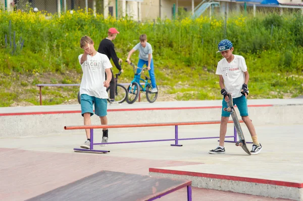 Skate park Pyatigorsk.Young Kafkas kaykaycılar açık beton skatepark sürme kaykay yarışmaya. Patenciler ödül için yarışmak... Genç kaykaycı çocuklar üzerinde paten rampası çevirmeye hazır