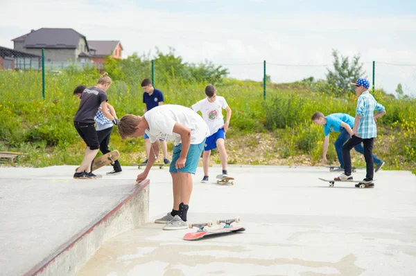 Skate park Pyatigorsk.Young Kafkas kaykaycılar açık beton skatepark sürme kaykay yarışmaya. Patenciler ödül için yarışmak... Genç kaykaycı çocuklar üzerinde paten rampası çevirmeye hazır