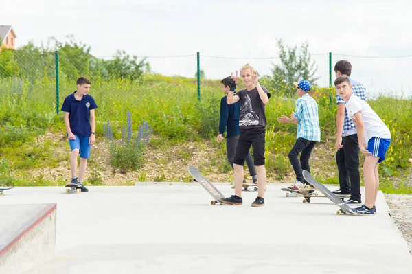 Skate park Pyatigorsk.Young Kafkas kaykaycılar açık beton skatepark sürme kaykay yarışmaya. Patenciler ödül için yarışmak... Genç kaykaycı çocuklar üzerinde paten rampası çevirmeye hazır