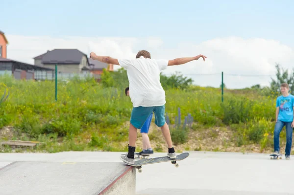 Skateboarding contest in skate park of Pyatigorsk.Young Caucasian skateboarders riding in outdoor concrete skatepark.Skaters compete for prize..Young skater boys ready to roll in on skate ramp — Stock Photo, Image