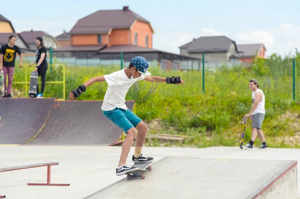 Concurso de skate en el parque de skate de Pyatigorsk.Young skateboarders caucásicos montar en skatepark.Skaters concreto al aire libre compiten por el premio.. Los niños skater listo para rodar en la rampa de skate —  Fotos de Stock