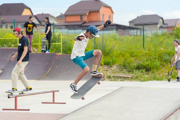 Skateboard wedstrijd in skate park van Pyatigorsk.Young Kaukasische skateboarders rijden in openlucht concrete skatepark. Schaatsers concurreren voor de prijs... Jonge schaatser jongens klaar om te rollen op skate schans — Stockfoto