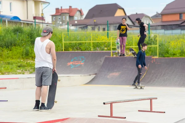 Skate park Pyatigorsk.Young Kafkas kaykaycılar açık beton skatepark sürme kaykay yarışmaya. Patenciler ödül için yarışmak... Genç kaykaycı çocuklar üzerinde paten rampası çevirmeye hazır