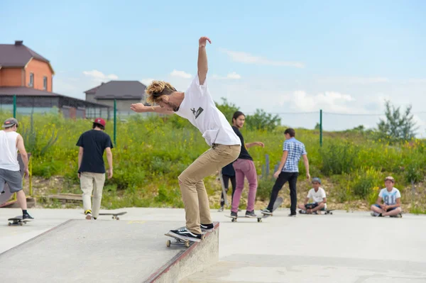 Skateboard wedstrijd in skate park van Pyatigorsk.Young Kaukasische skateboarders rijden in openlucht concrete skatepark. Schaatsers concurreren voor de prijs... Jonge schaatser jongens klaar om te rollen op skate schans — Stockfoto