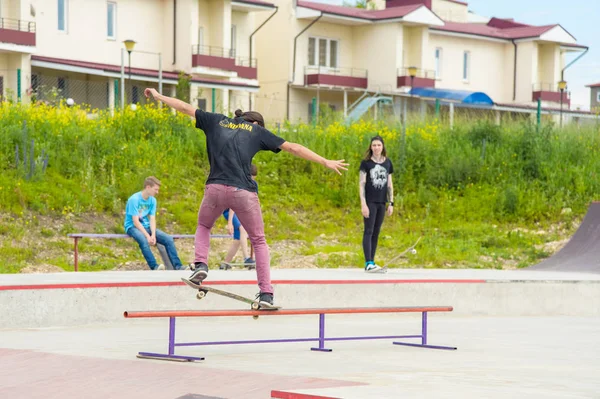 Concurso de skate no parque de skate de Pyatigorsk.Jovens skatistas caucasianos montando no skate de concreto ao ar livre.Skaters competir por prêmio.. Jovens skatistas meninos prontos para rolar na rampa de skate — Fotografia de Stock