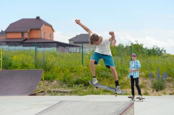 Skate park Pyatigorsk.Young Kafkas kaykaycılar açık beton skatepark sürme kaykay yarışmaya. Patenciler ödül için yarışmak... Genç kaykaycı çocuklar üzerinde paten rampası çevirmeye hazır