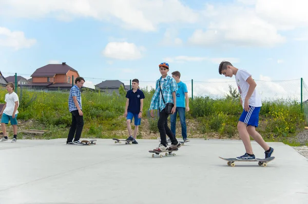 Skateboard wedstrijd in skate park van Pyatigorsk.Young Kaukasische skateboarders rijden in openlucht concrete skatepark. Schaatsers concurreren voor de prijs... Jonge schaatser jongens klaar om te rollen op skate schans — Stockfoto