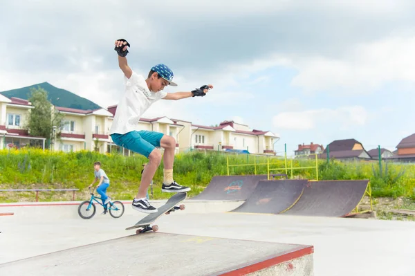 Concurso de skate en el parque de skate de Pyatigorsk.Young skateboarders caucásicos montar en skatepark.Skaters concreto al aire libre compiten por el premio.. Los niños skater listo para rodar en la rampa de skate — Foto de Stock