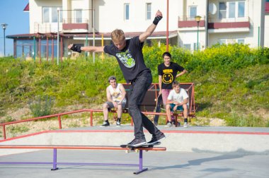 Skate park Pyatigorsk.Young Kafkas kaykaycılar açık beton skatepark sürme kaykay yarışmaya. Patenciler ödül için yarışmak... Genç kaykaycı çocuklar üzerinde paten rampası çevirmeye hazır