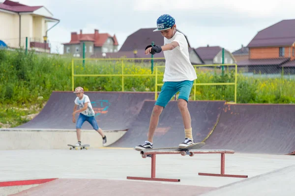 Skate park Pyatigorsk.Young Kafkas kaykaycılar açık beton skatepark sürme kaykay yarışmaya. Patenciler ödül için yarışmak... Genç kaykaycı çocuklar üzerinde paten rampası çevirmeye hazır