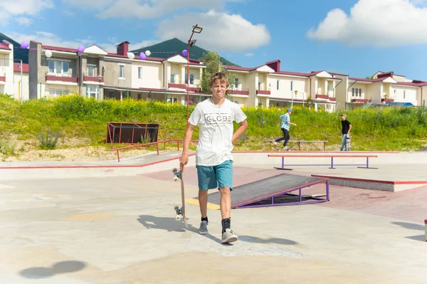 Skate park Pyatigorsk.Young Kafkas kaykaycılar açık beton skatepark sürme kaykay yarışmaya. Patenciler ödül için yarışmak... Genç kaykaycı çocuklar üzerinde paten rampası çevirmeye hazır — Stok fotoğraf