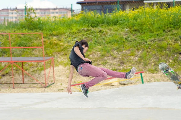 Skate park Pyatigorsk.Young Kafkas kaykaycılar açık beton skatepark sürme kaykay yarışmaya. Patenciler ödül için yarışmak... Genç kaykaycı çocuklar üzerinde paten rampası çevirmeye hazır