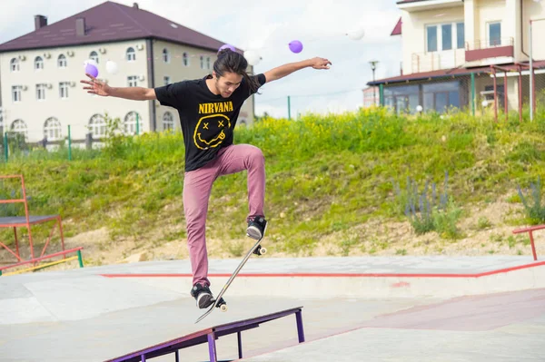 Concurso de skate en el parque de skate de Pyatigorsk.Young skateboarders caucásicos montar en skatepark.Skaters concreto al aire libre compiten por el premio.. Los niños skater listo para rodar en la rampa de skate —  Fotos de Stock