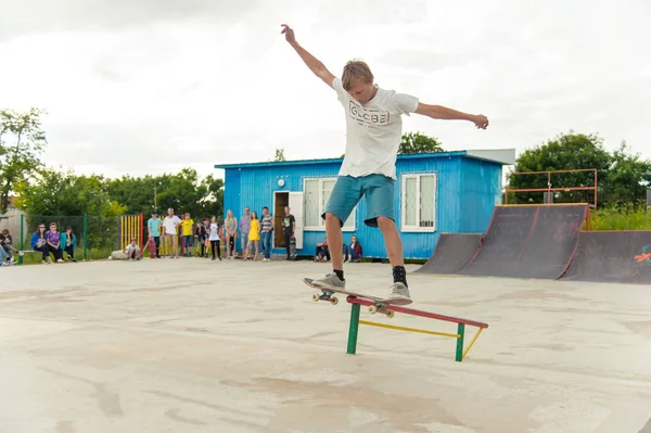 Skate park Pyatigorsk.Young Kafkas kaykaycılar açık beton skatepark sürme kaykay yarışmaya. Patenciler ödül için yarışmak... Genç kaykaycı çocuklar üzerinde paten rampası çevirmeye hazır
