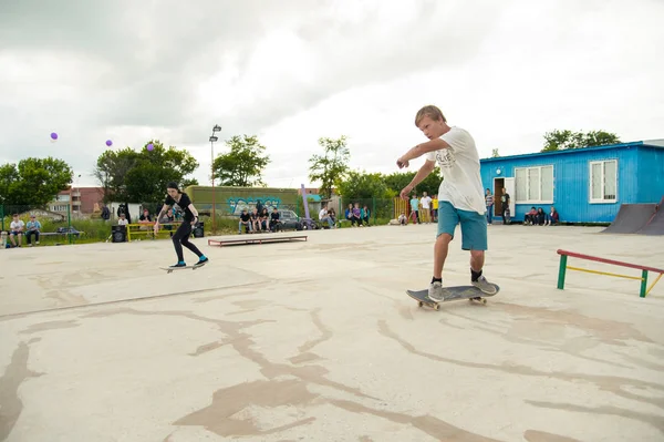 Skate park Pyatigorsk.Young Kafkas kaykaycılar açık beton skatepark sürme kaykay yarışmaya. Patenciler ödül için yarışmak... Genç kaykaycı çocuklar üzerinde paten rampası çevirmeye hazır