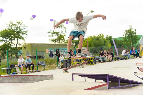 Concorso di skateboard in skate park di Pyatigorsk.Giovani skateboarder caucasici che cavalcano in skatepark.Skaters cemento all'aperto competono per il premio.. Giovani skater ragazzi pronti a rotolare sulla rampa di skate — Foto Stock